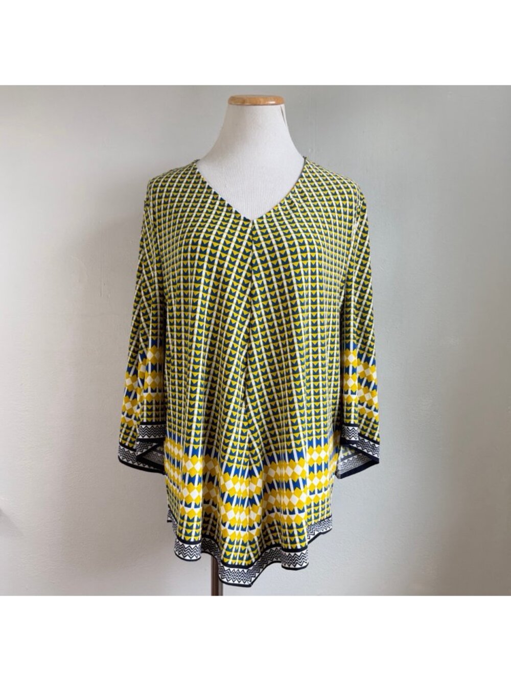 Chicos Top Size 2 (Large) Geometric PRint Asymmetrical Hem 3/4 Sleeve Blouse